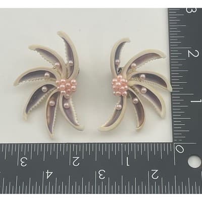 Vintage Cowrie Seashell Clip On Earrings Atomic starburst 50s MCM pink pearls - Thumbnail 8