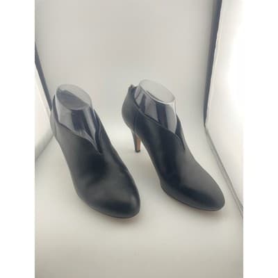Vince Camuto Vyammi V-cut black leather ankle booties size 8 heeled boots - Thumbnail 4