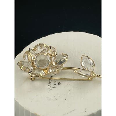 Vintage 1950s Clear Rhinestone Flower Brooch Open Back Gold Tone floral pin - Thumbnail 7