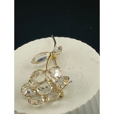 Vintage 1950s Clear Rhinestone Flower Brooch Open Back Gold Tone floral pin - Thumbnail 8