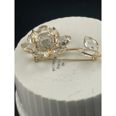 Vintage 1950s Clear Rhinestone Flower Brooch Open Back Gold Tone floral pin - Thumbnail 6