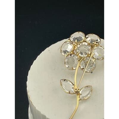 Vintage 1950s Clear Rhinestone Flower Brooch Open Back Gold Tone floral pin - Thumbnail 10