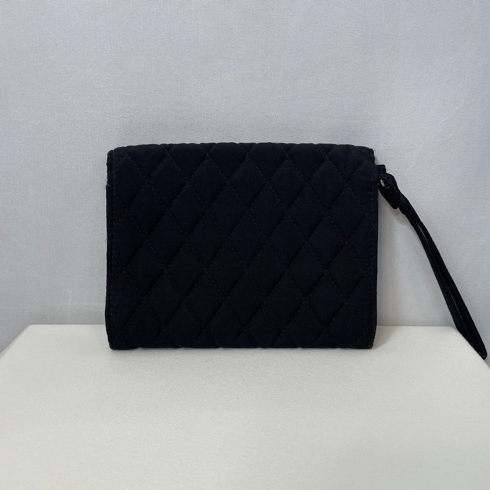 Choice: Vera Bradley Quilted Turnlock Wallet Wristlet — Black or Navy (Your Choice) - Thumbnail 2
