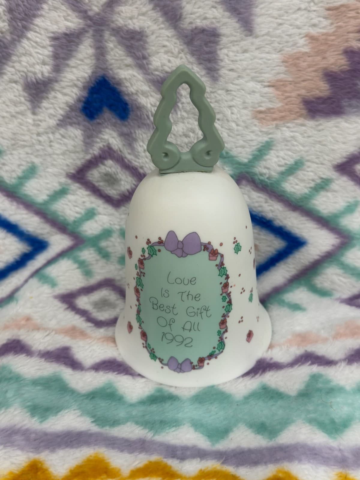 1992 PRECIOUS MOMENTS BELL CHRISTMAS TREE LOVE IS THE BEST GIFT OF ALL GIRL DOLL - Thumbnail 3