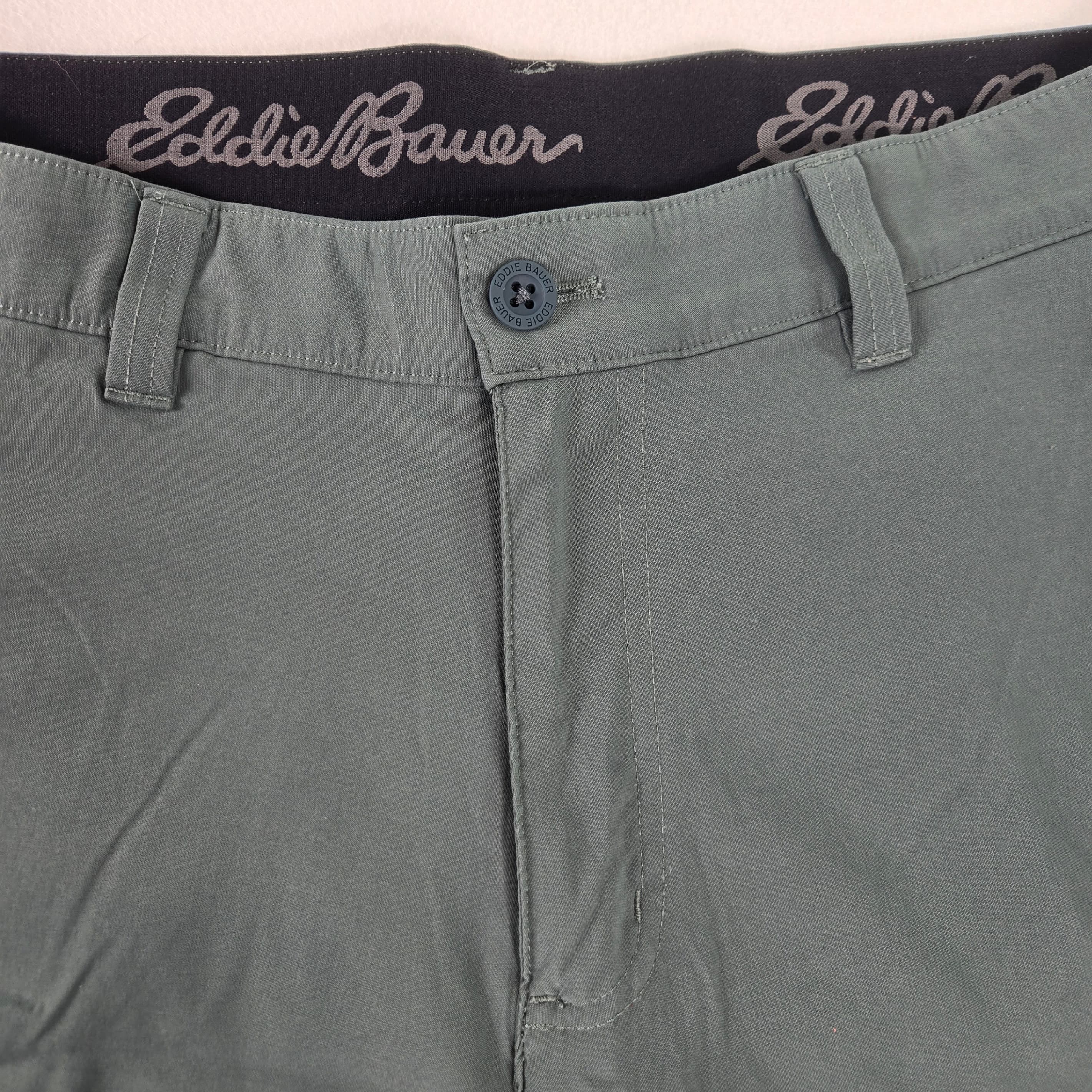 Eddie Bauer Men's Green Shorts with Zipper Pockets - Thumbnail 3