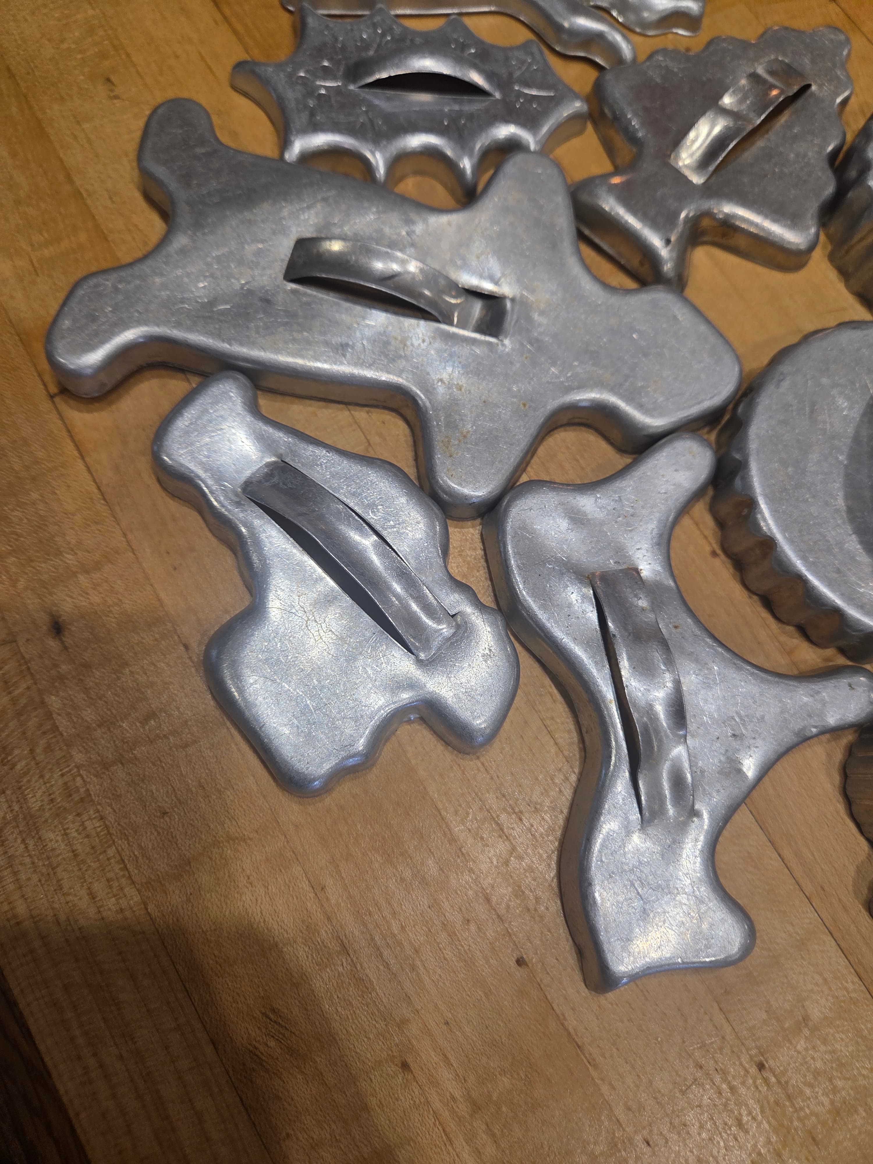 Lot of 11 Vintage Aluminum Cookie Cutters - Holiday Shapes & Arch Handles - Thumbnail 2