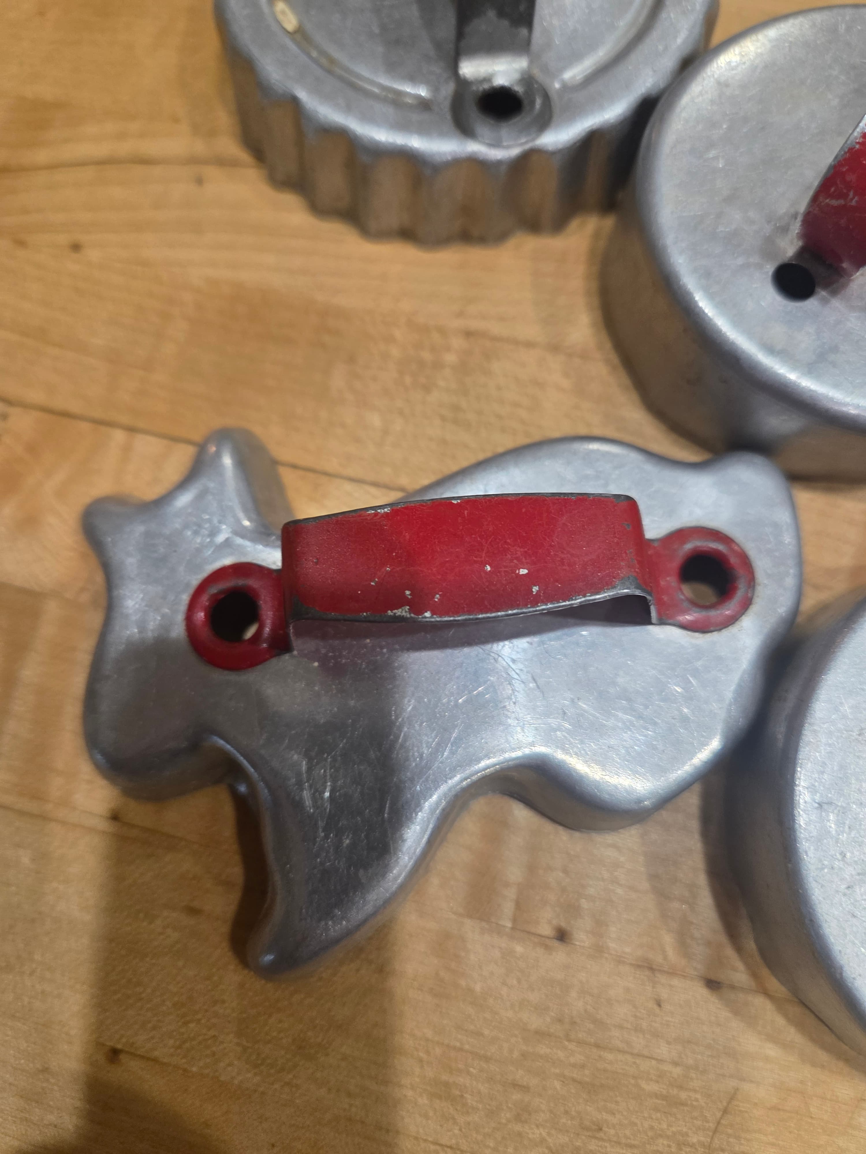 Lot of 5 Vintage Aluminum Cookie Cutters with Red Handles - Cat & Round Shapes - Thumbnail 3