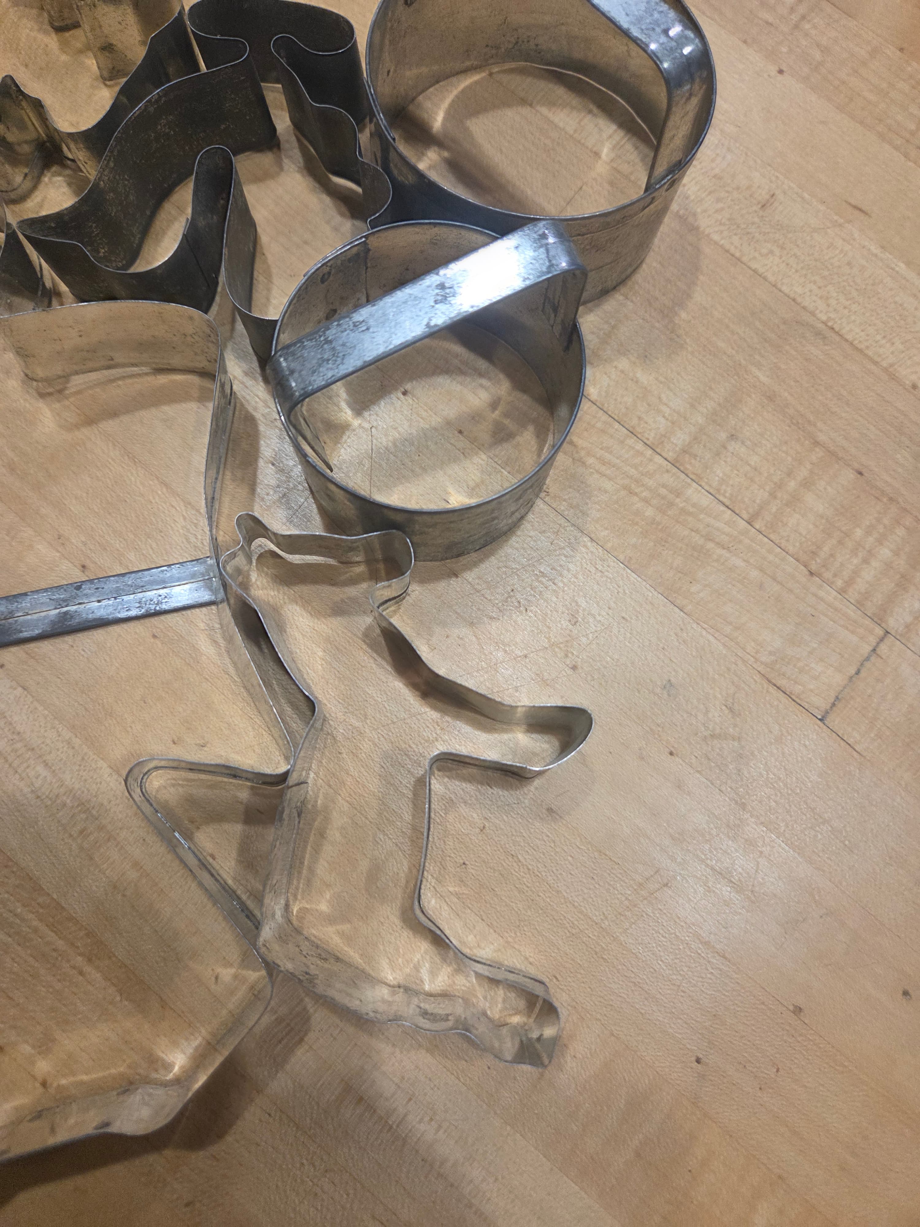 Lot of 10 Vintage Tin Cookie Cutters - Christmas Shapes with Strap Handles - Thumbnail 6