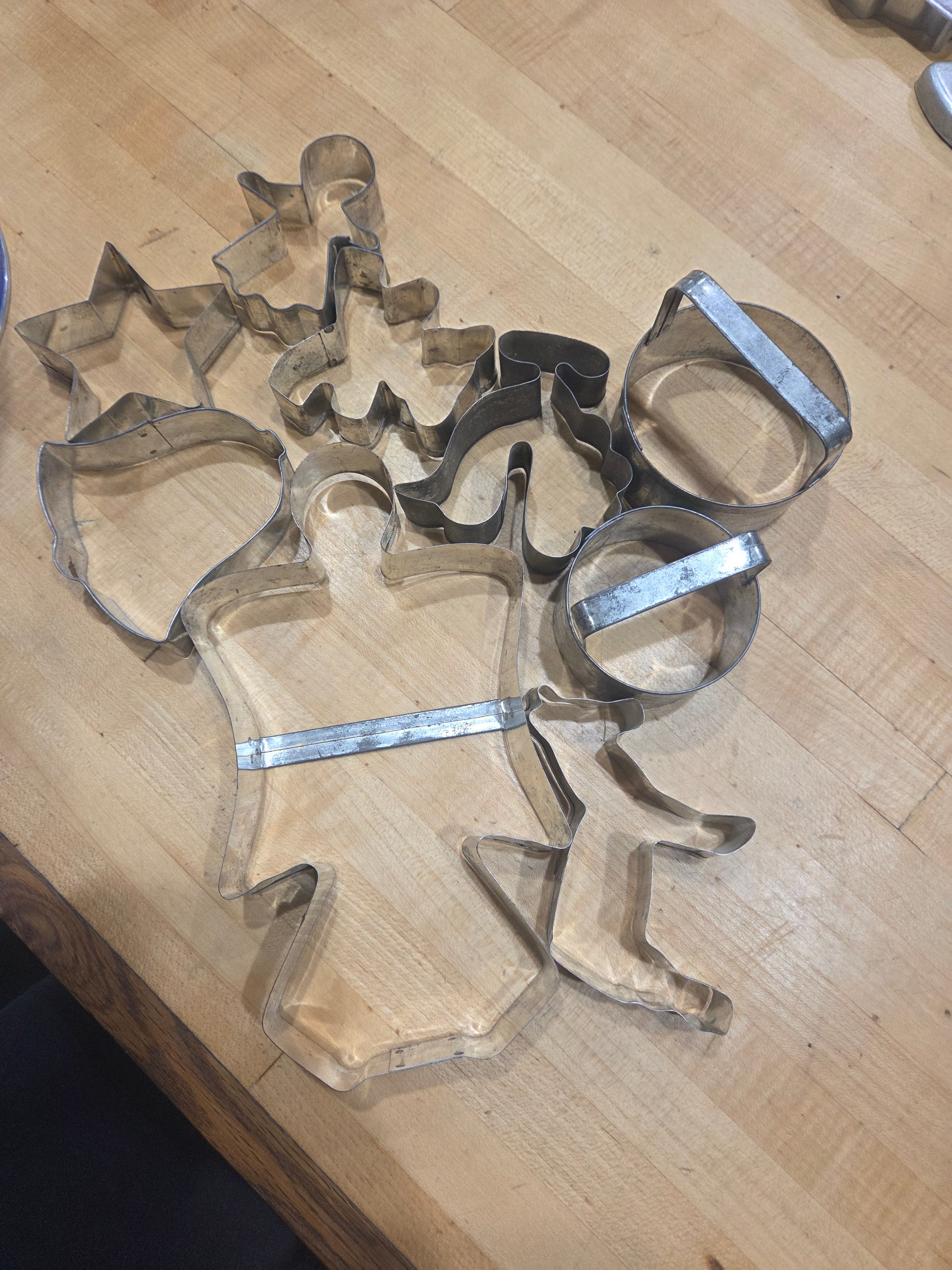 Lot of 10 Vintage Tin Cookie Cutters - Christmas Shapes with Strap Handles - Thumbnail 7
