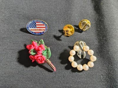 Lot of 5 Collectible Pinback Pins American Flag Floral Pearl Wreath Gold R Round - Thumbnail 2