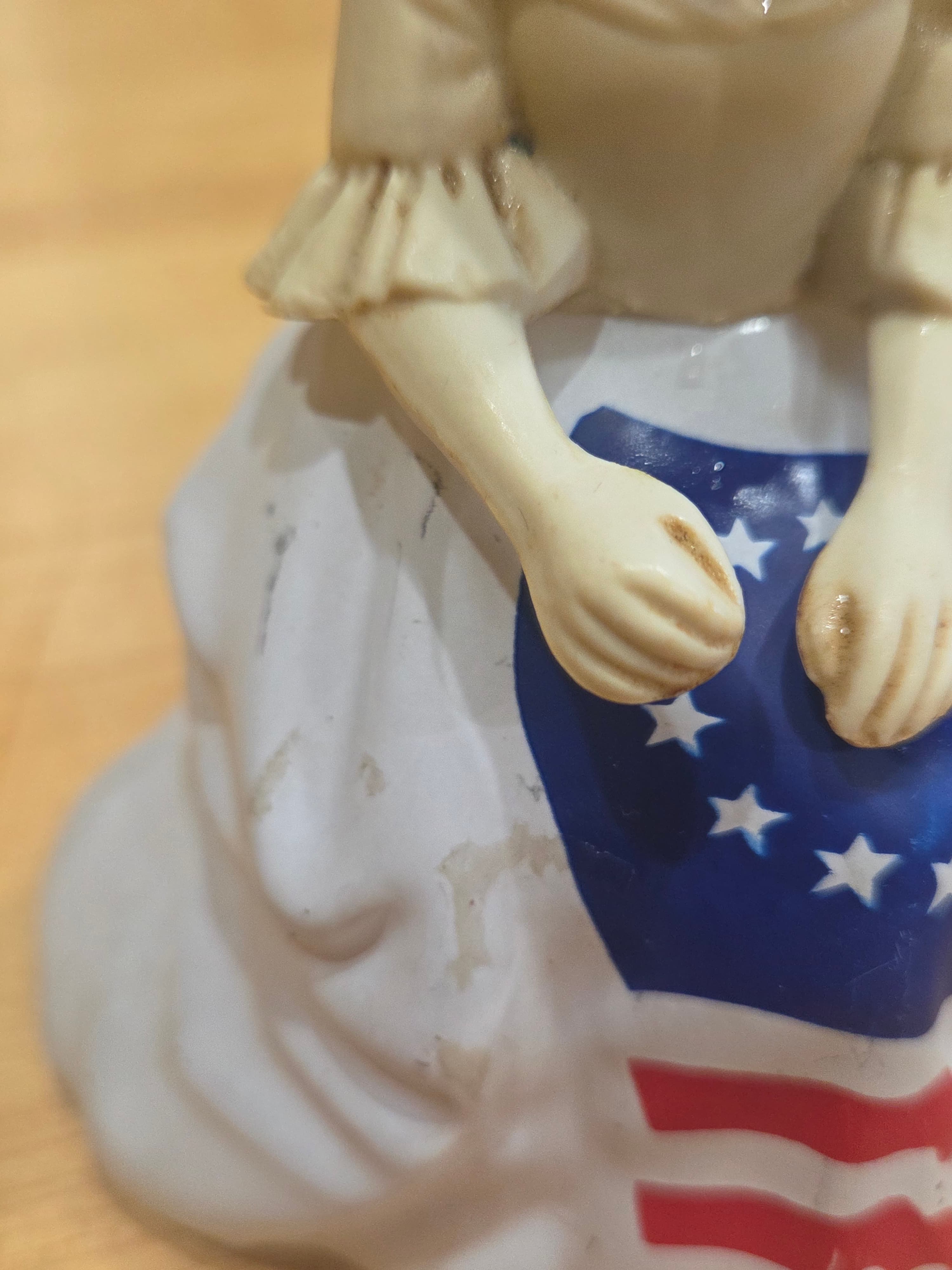 Vintage 1976 Avon Bicentennial Betsy Ross Figurine Topaze Cologne Bottle - Thumbnail 2