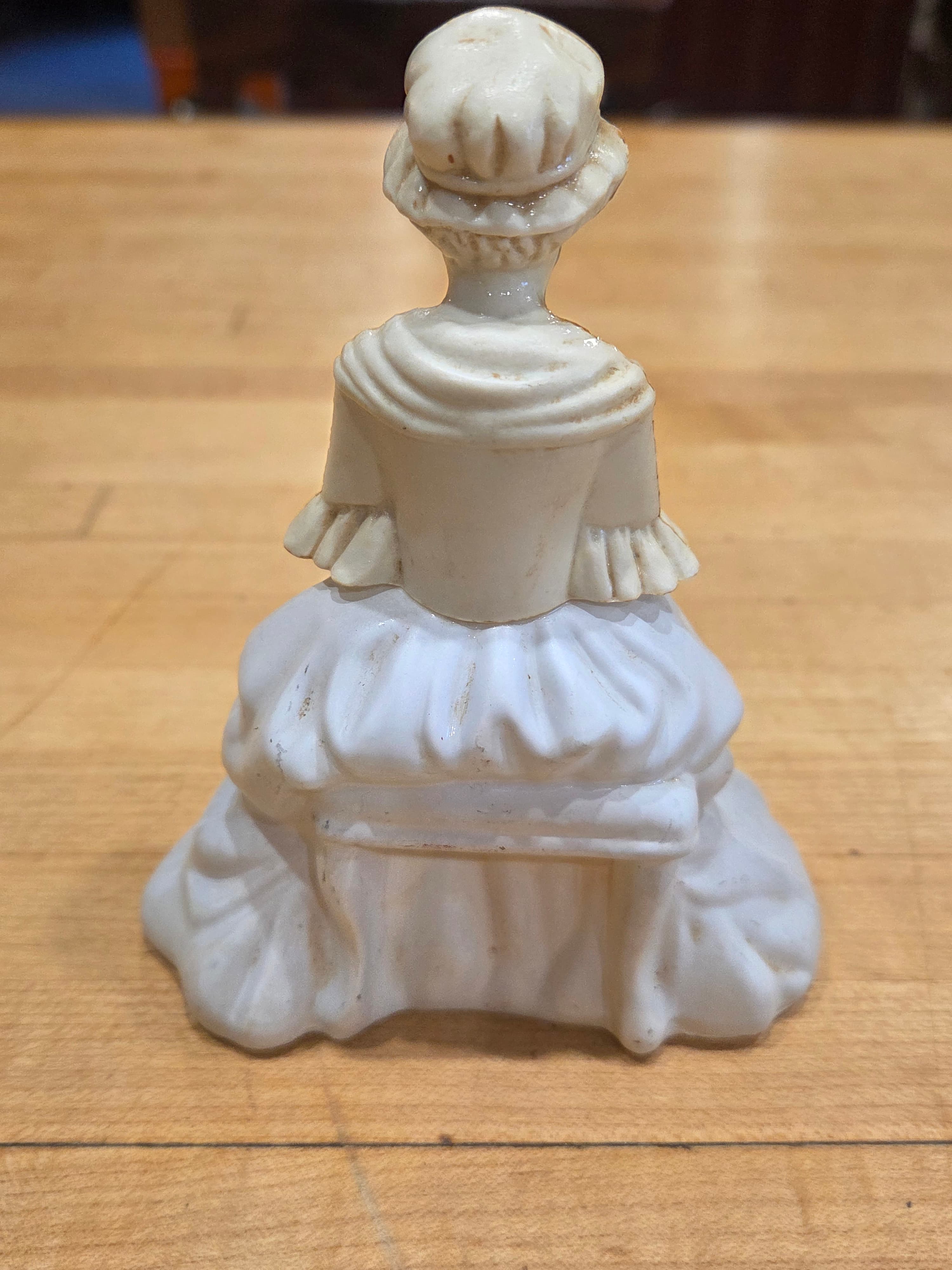 Vintage 1976 Avon Bicentennial Betsy Ross Figurine Topaze Cologne Bottle - Thumbnail 3