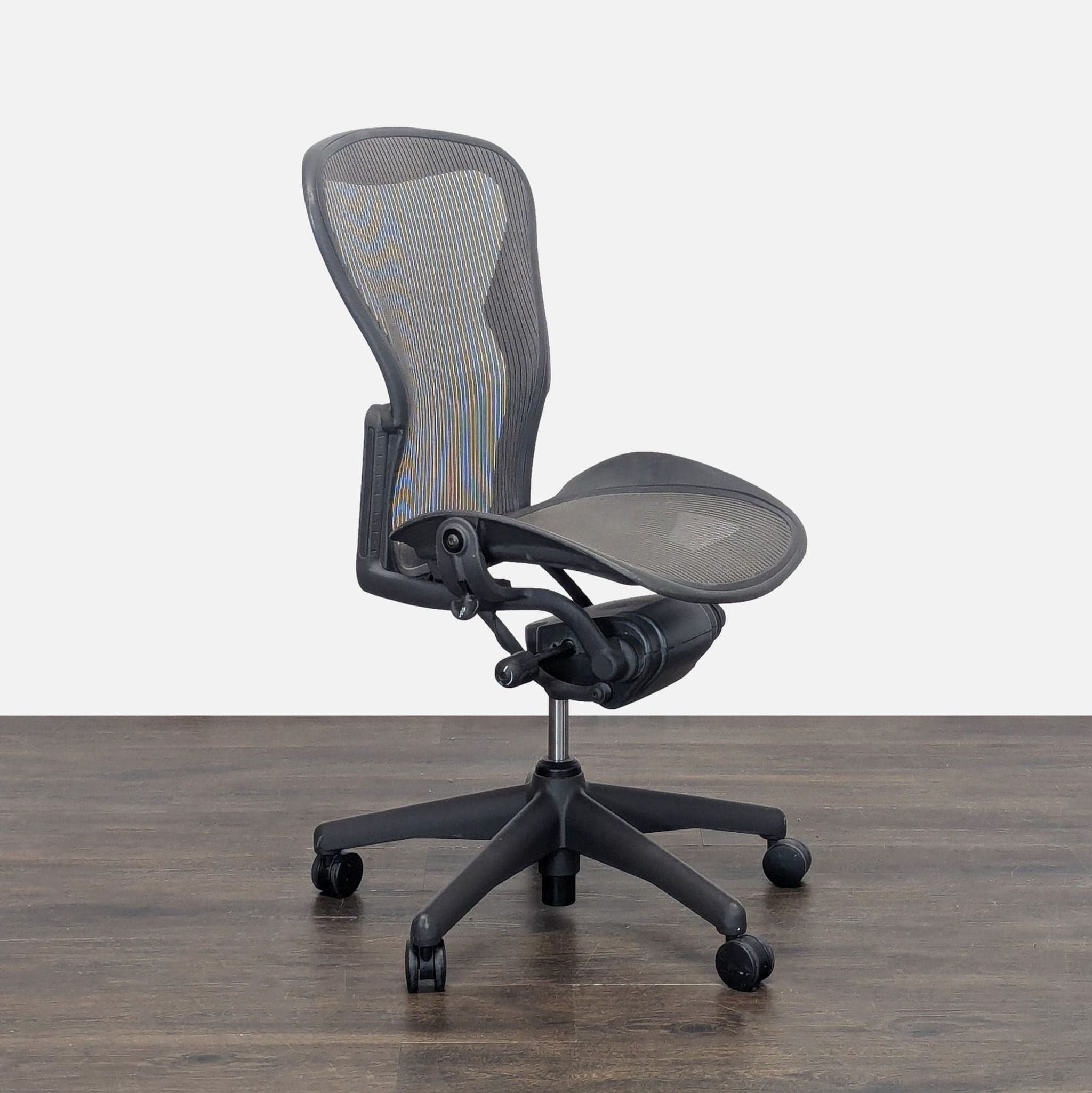 Herman Miller Aeron Ergonomic Mesh Office Chair - Adjustable Black - Thumbnail 2