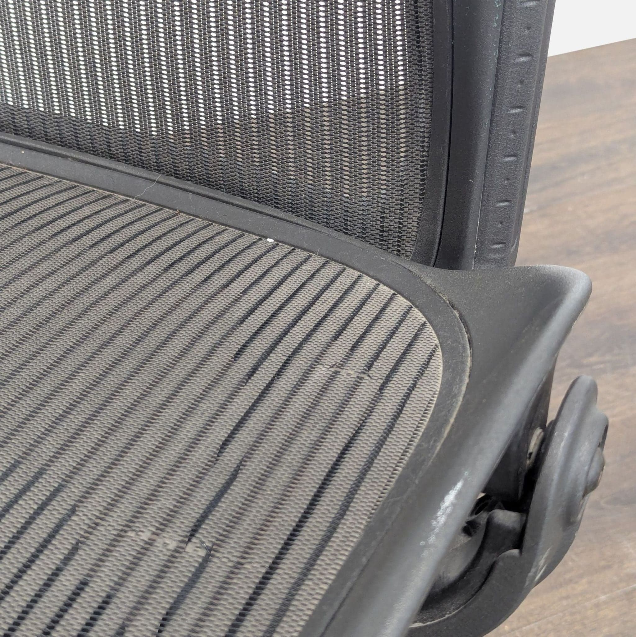 Herman Miller Aeron Ergonomic Mesh Office Chair - Adjustable Black - Thumbnail 7