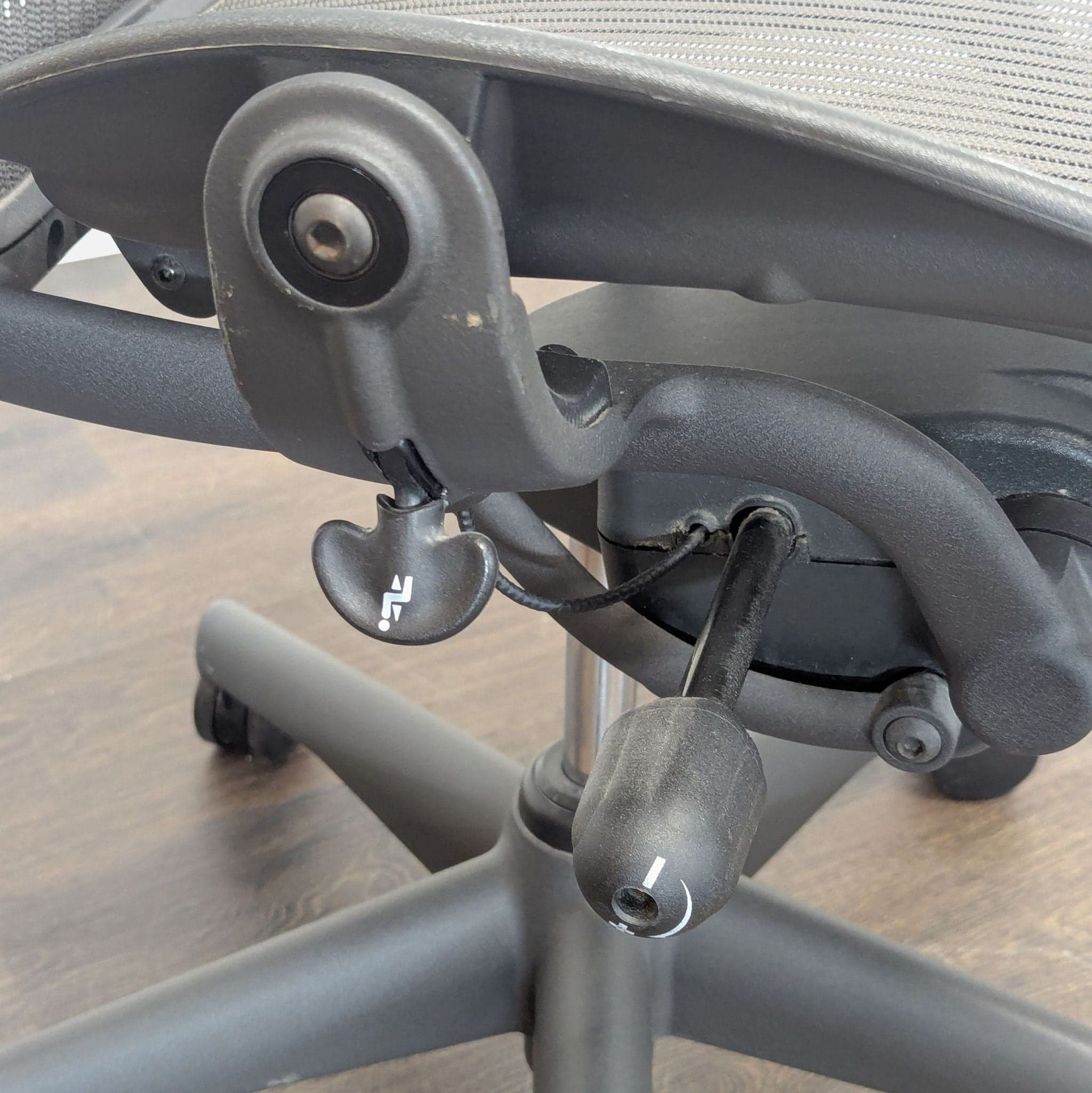 Herman Miller Aeron Ergonomic Mesh Office Chair - Adjustable Black - Thumbnail 6