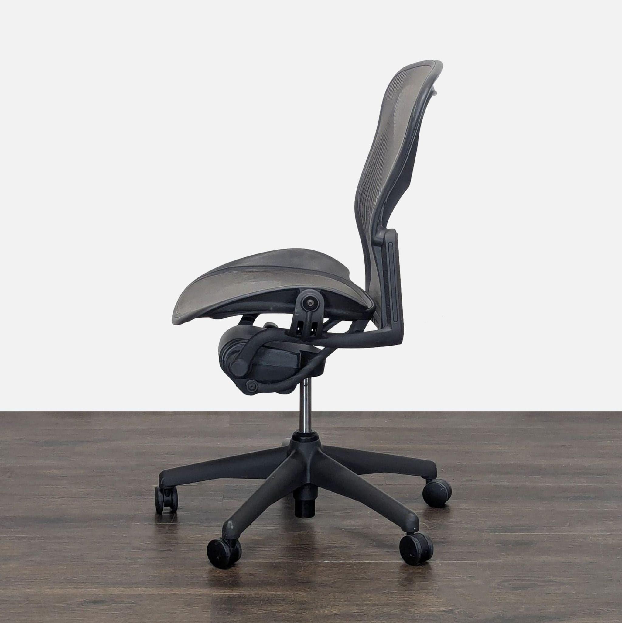 Herman Miller Aeron Ergonomic Mesh Office Chair - Adjustable Black - Thumbnail 5