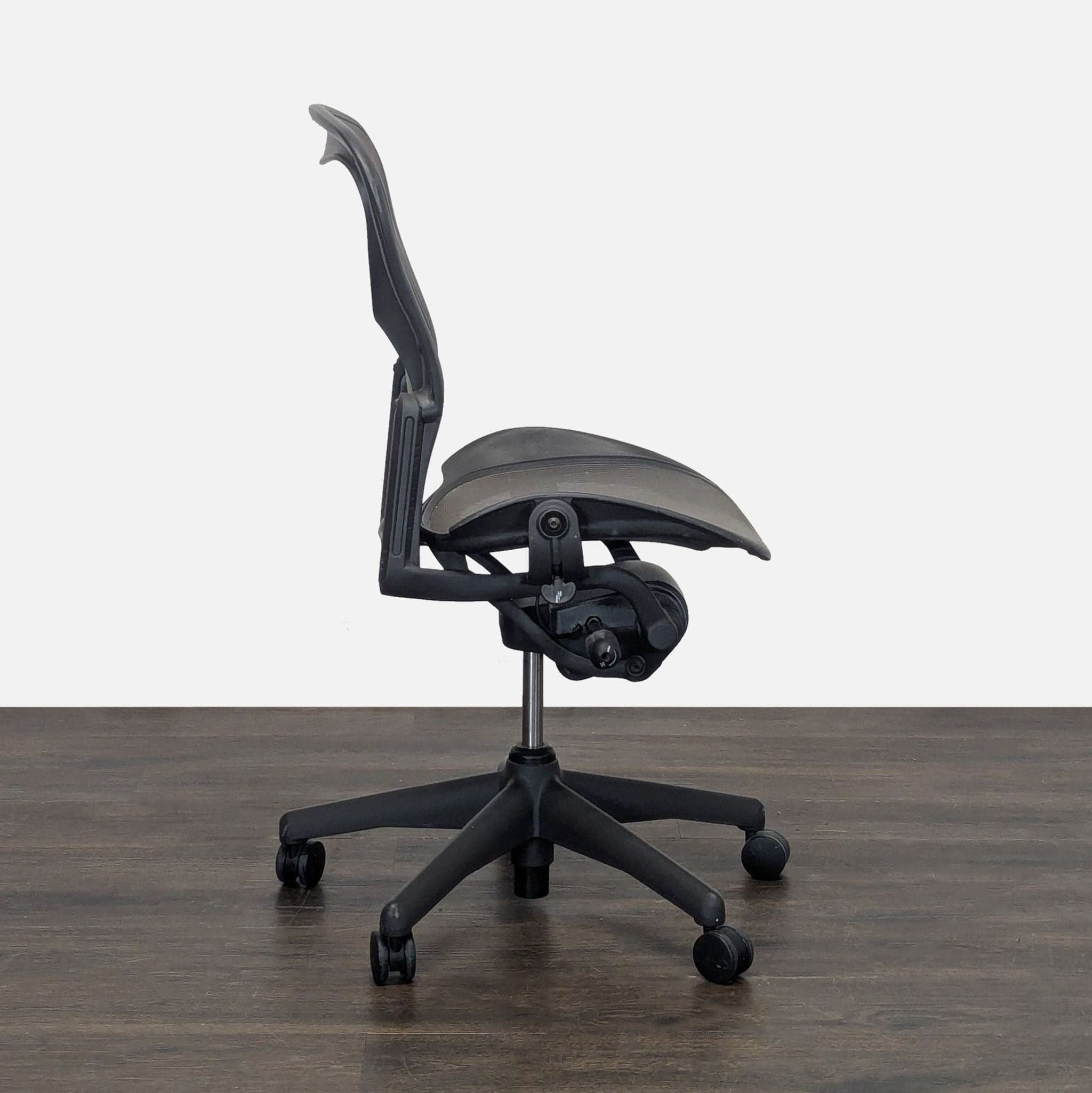 Herman Miller Aeron Ergonomic Mesh Office Chair - Adjustable Black - Thumbnail 3