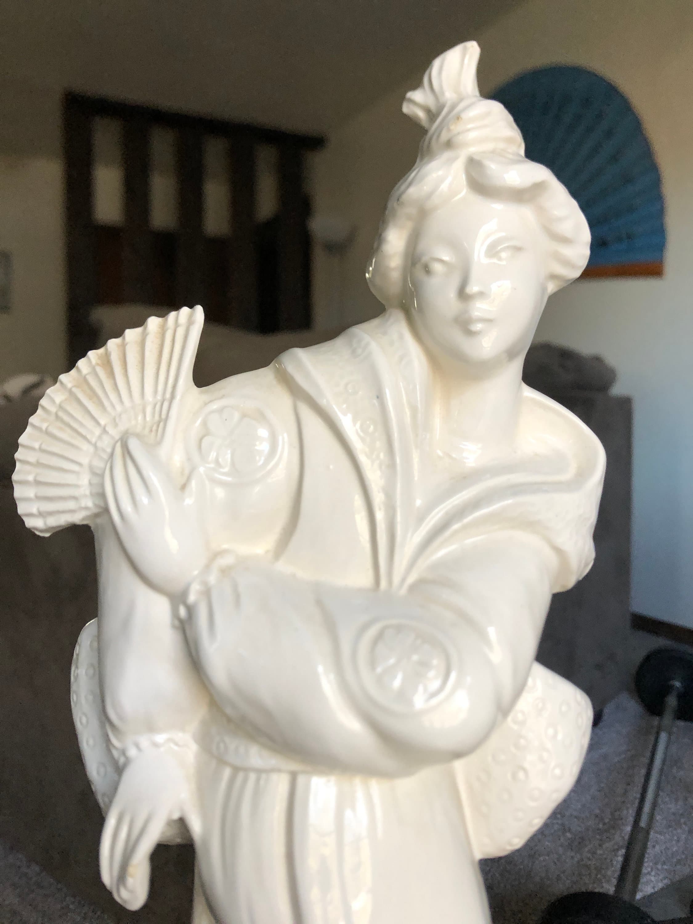 Geisha Person of Art with her folding fan - Thumbnail 2