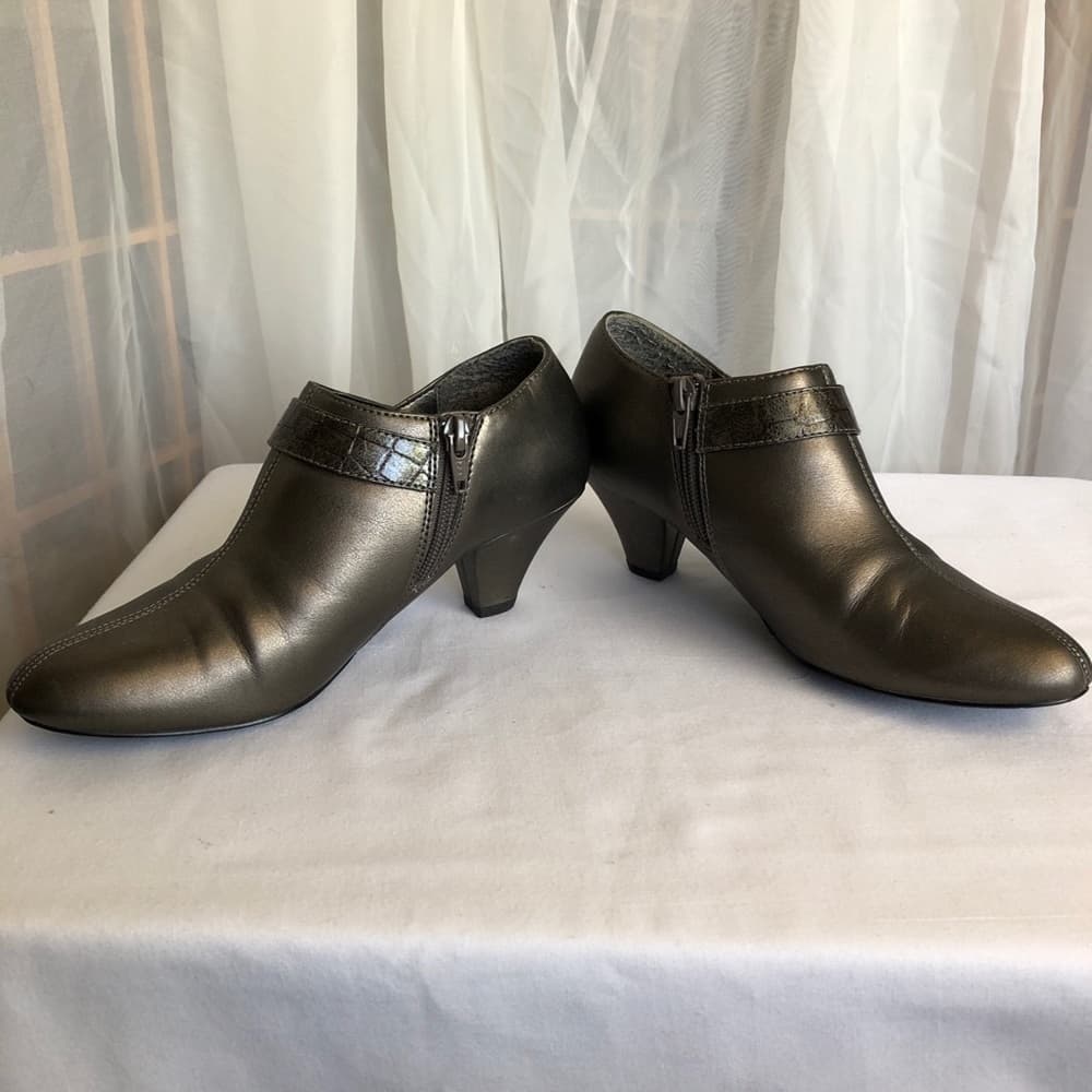 Easy Street ankle booties size 6 - Thumbnail 2