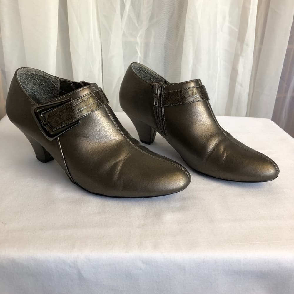 Easy Street ankle booties size 6
