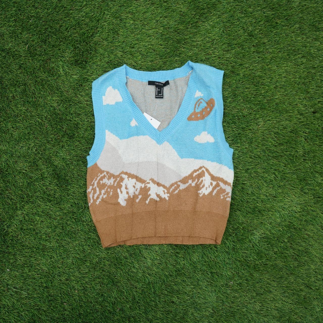 NWT: Outdoor scenery pullover vest in adult medium. Features UFO and landscape scenes throughout.