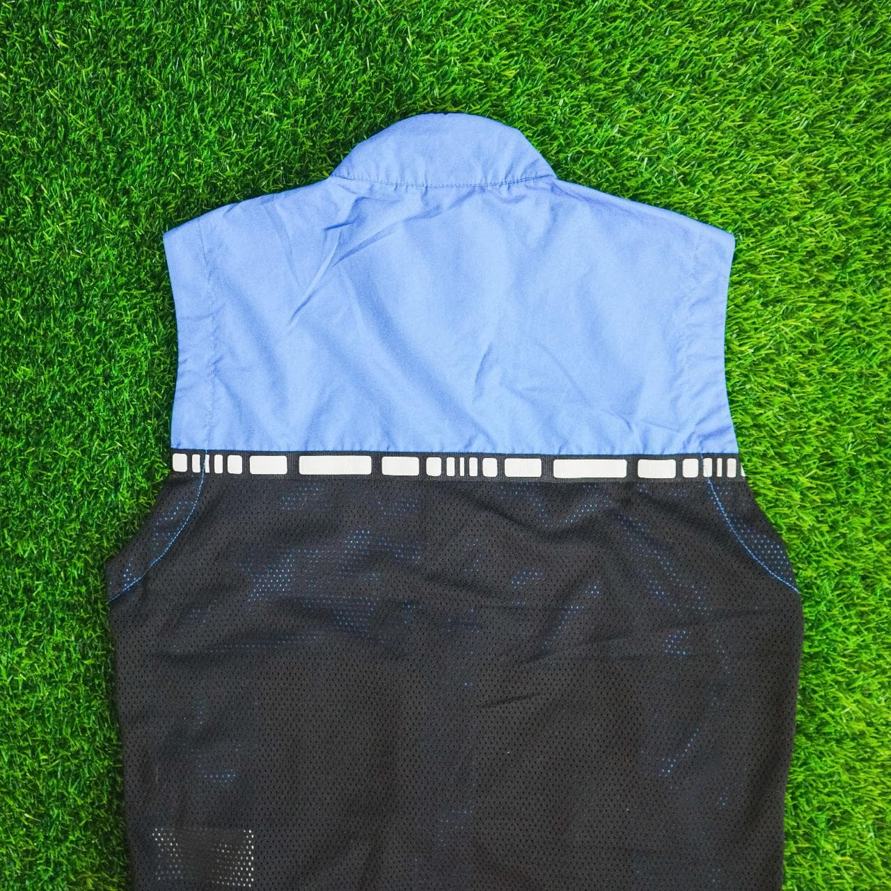 Vintage #Nike swishy vest in blue and black. Features zippered close, mesh back, and front pockets. Also has 3M accents throughout. Size adult small 🦆 - Thumbnail 3