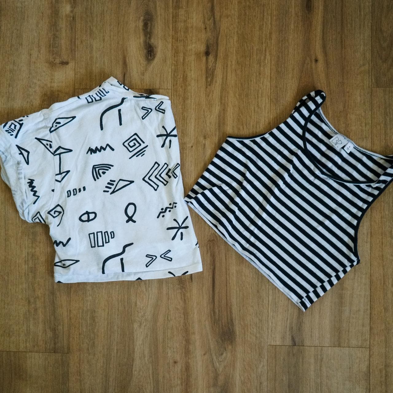 Set of two crop tops in black and white. Both size medium. One by Nordstrom BP and one by Forever 21 🐄