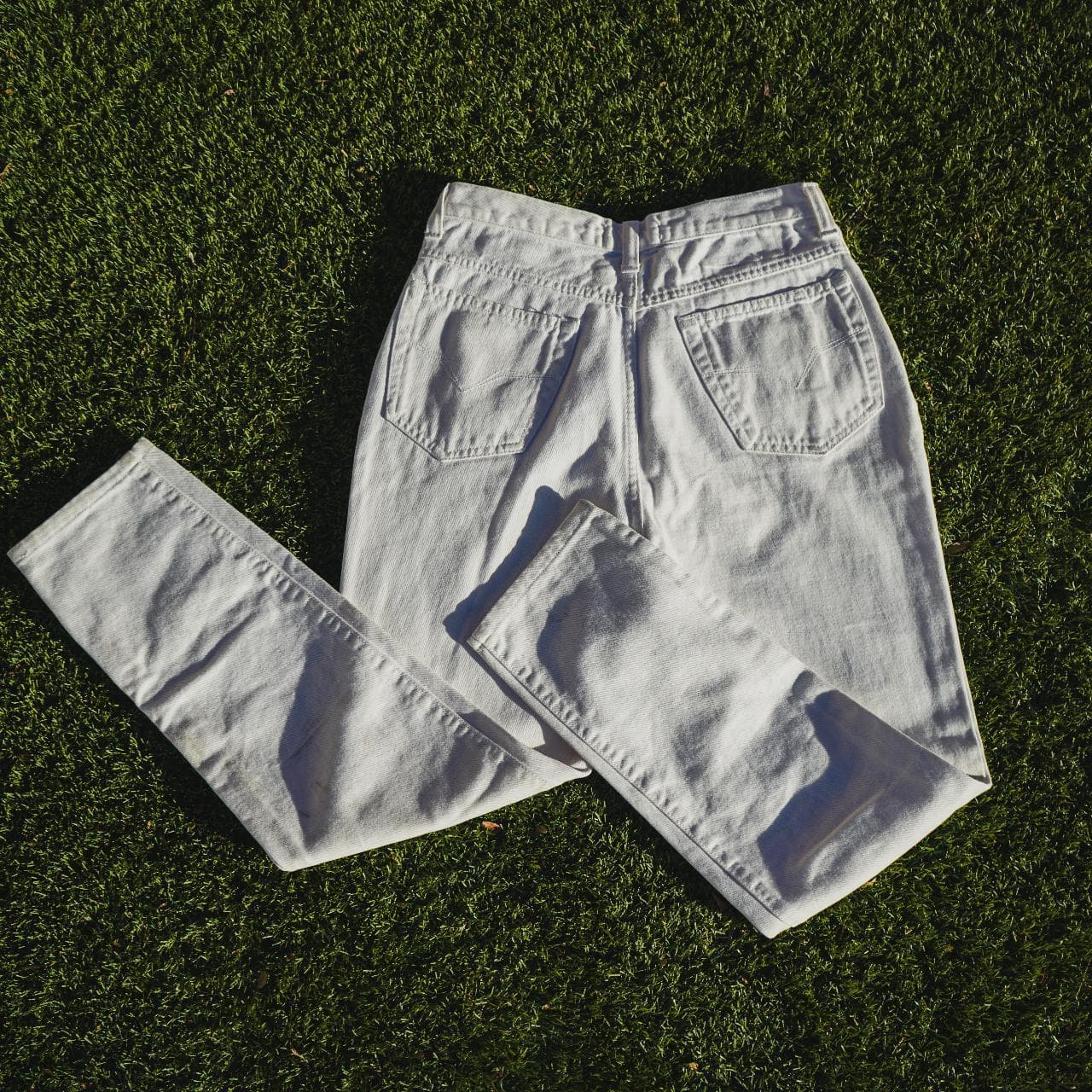 Versace white denim pants in size 34. Vintage style women's jeans that run small. Probably fits more like a 31. Features Versace logo details and original Medusa buttons. The pants are in great shape and picked locally in Los Angeles. - Thumbnail 3