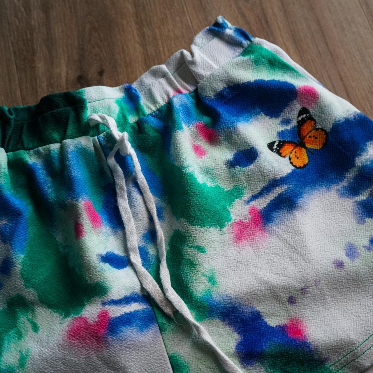 Multicolor #Shein women's shorts with butterfly accent. Elastic waist with drawstring 🦋 Size women's XL. - Thumbnail 2