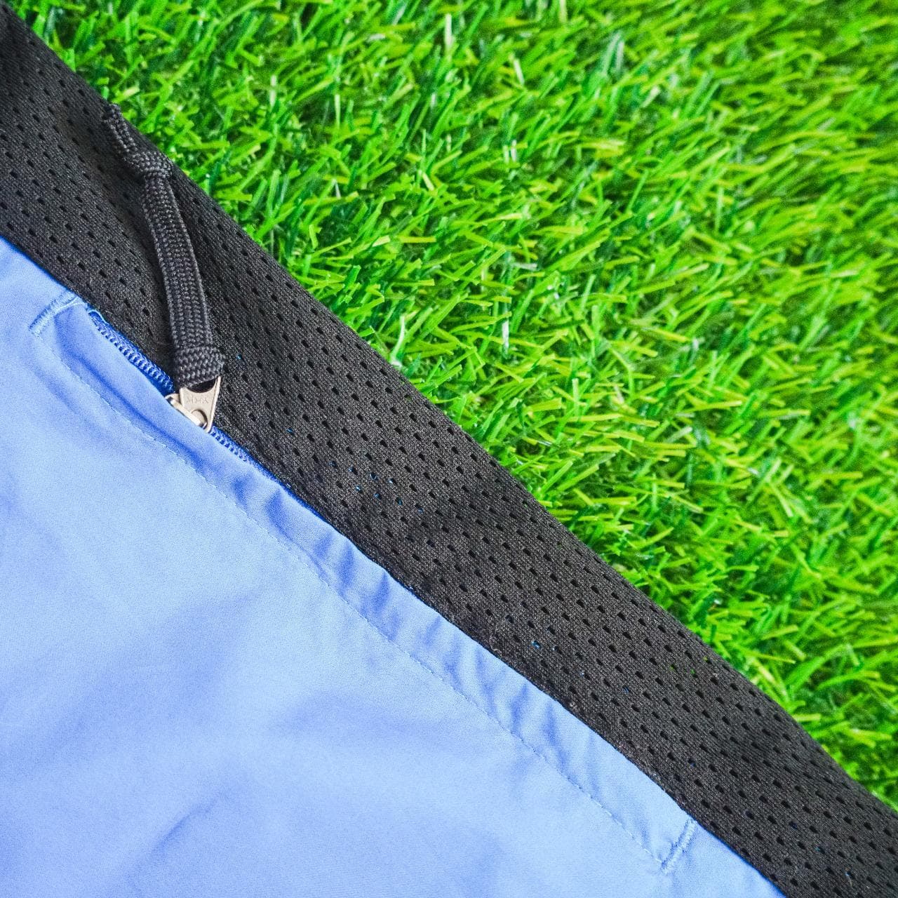 Vintage #Nike swishy vest in blue and black. Features zippered close, mesh back, and front pockets. Also has 3M accents throughout. Size adult small 🦆 - Thumbnail 4