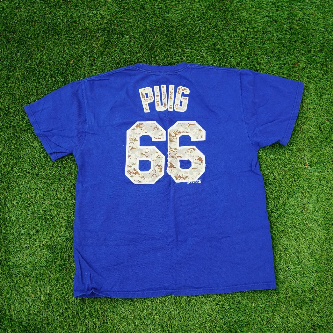 LA Dodgers t-shirt featuring camo logo, and numbers/name for Yasiel Puig (66). Dodgers blue tee with screenprint graphics on the front and back. Size adult large. - Thumbnail 4