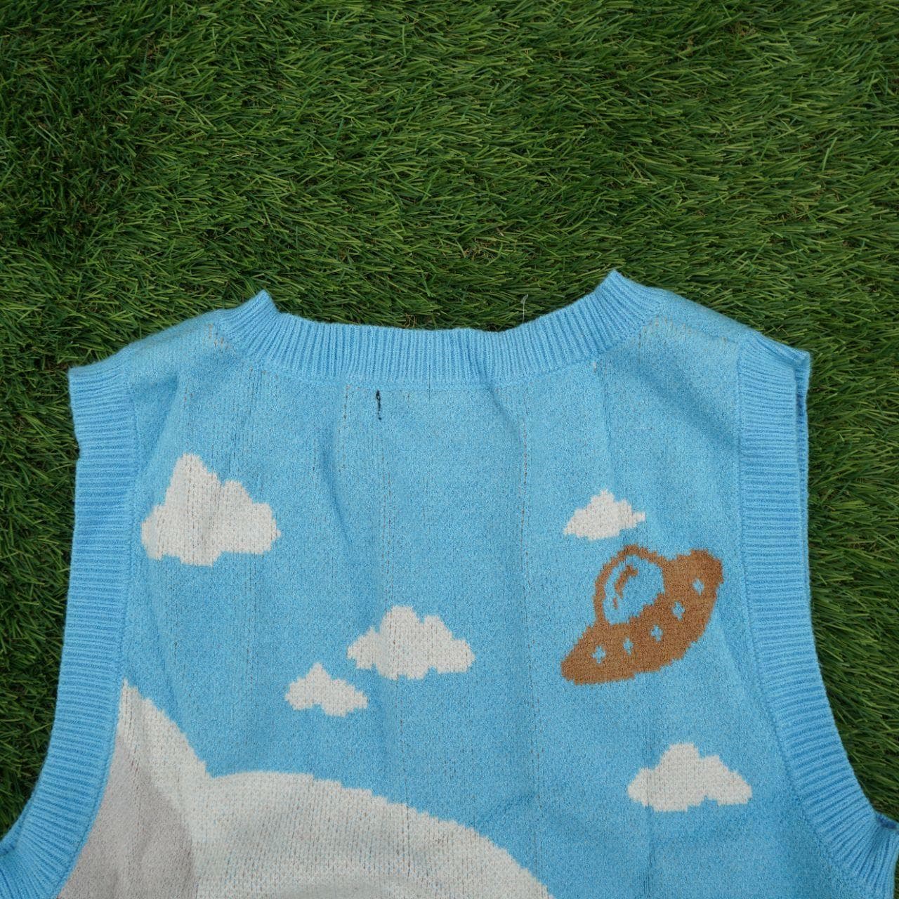 NWT: Outdoor scenery pullover vest in adult medium. Features UFO and landscape scenes throughout. - Thumbnail 5