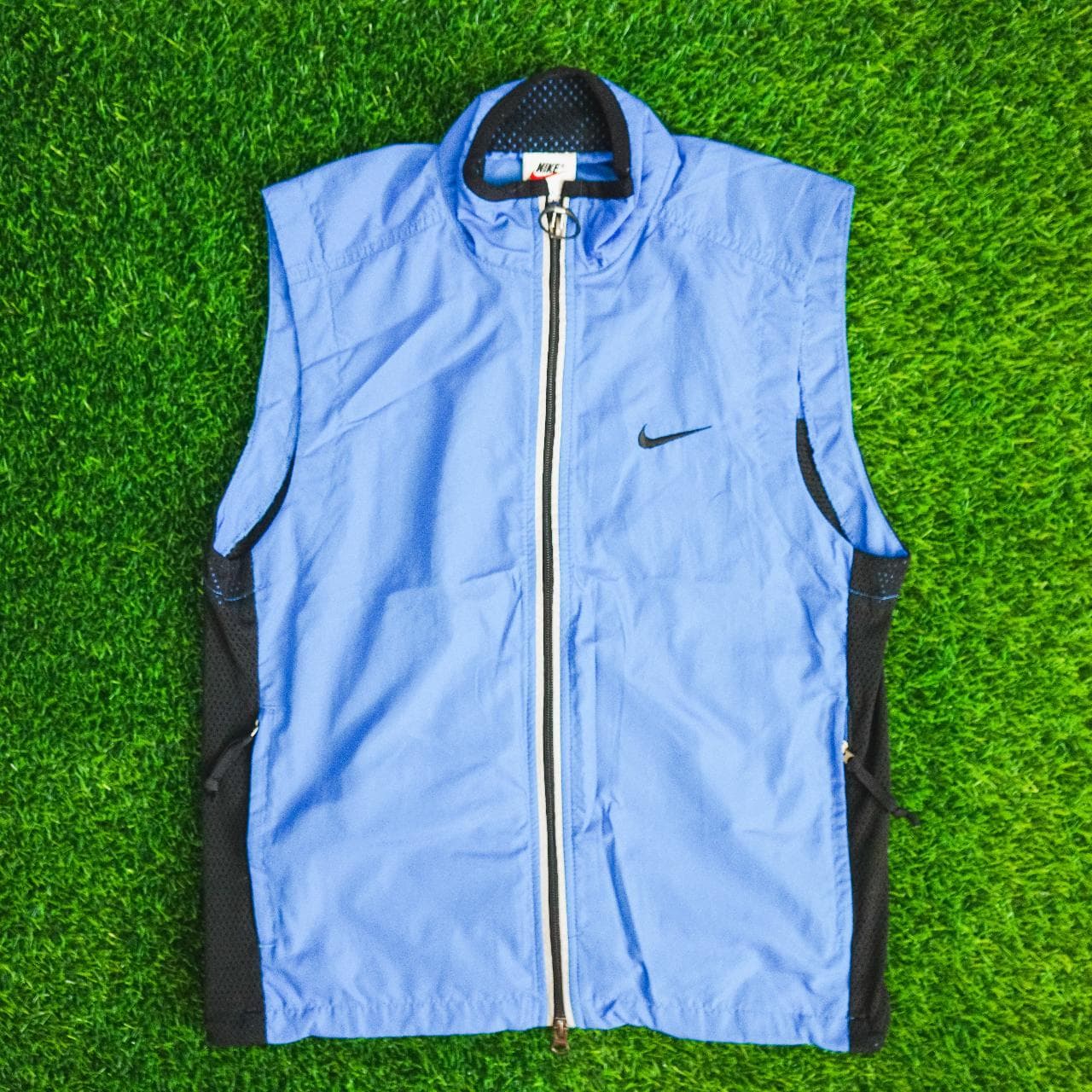 Vintage #Nike swishy vest in blue and black. Features zippered close, mesh back, and front pockets. Also has 3M accents throughout. Size adult small 🦆