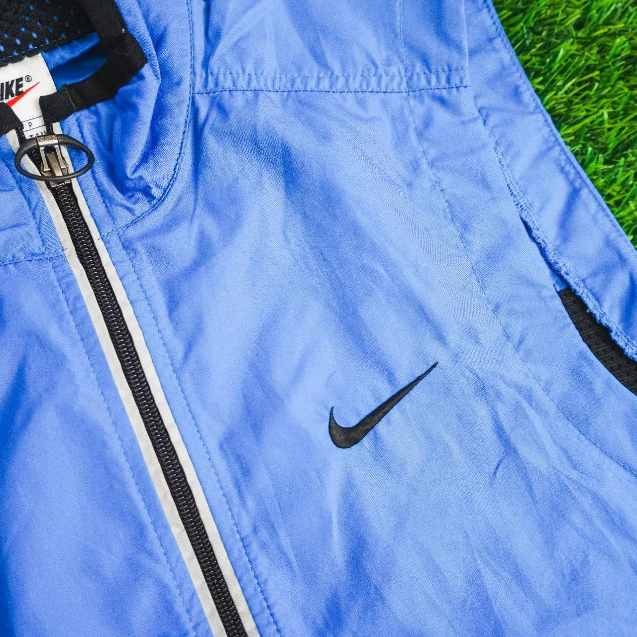 Vintage #Nike swishy vest in blue and black. Features zippered close, mesh back, and front pockets. Also has 3M accents throughout. Size adult small 🦆 - Thumbnail 2