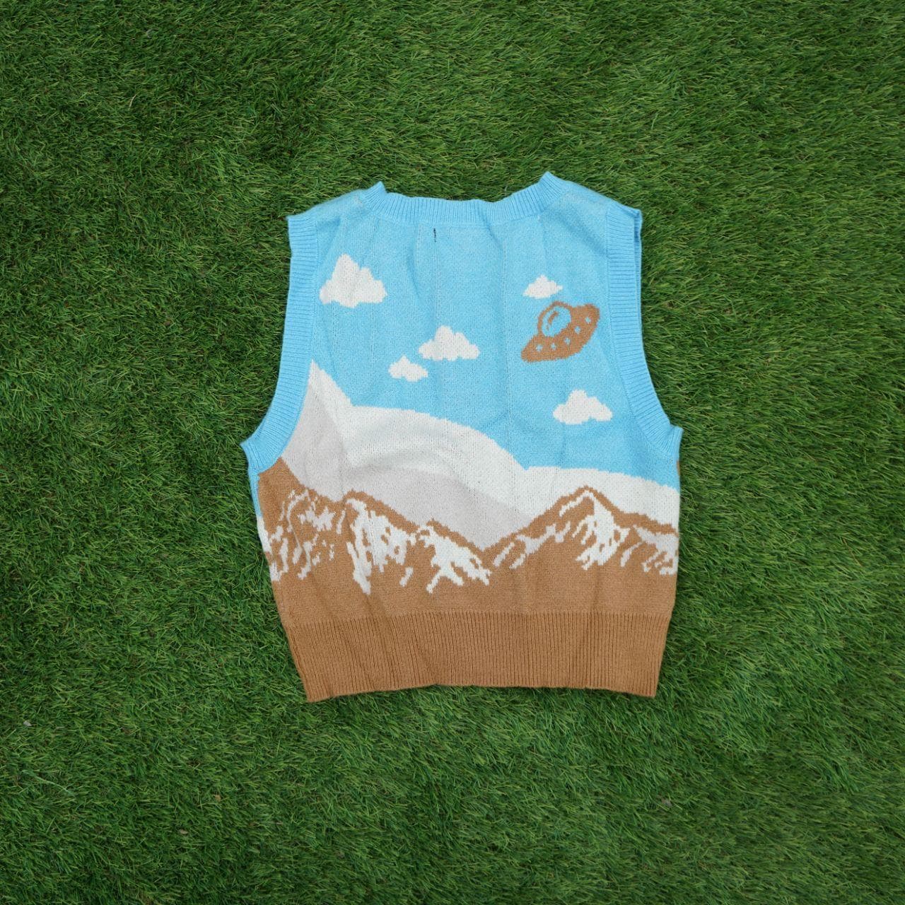 NWT: Outdoor scenery pullover vest in adult medium. Features UFO and landscape scenes throughout. - Thumbnail 4