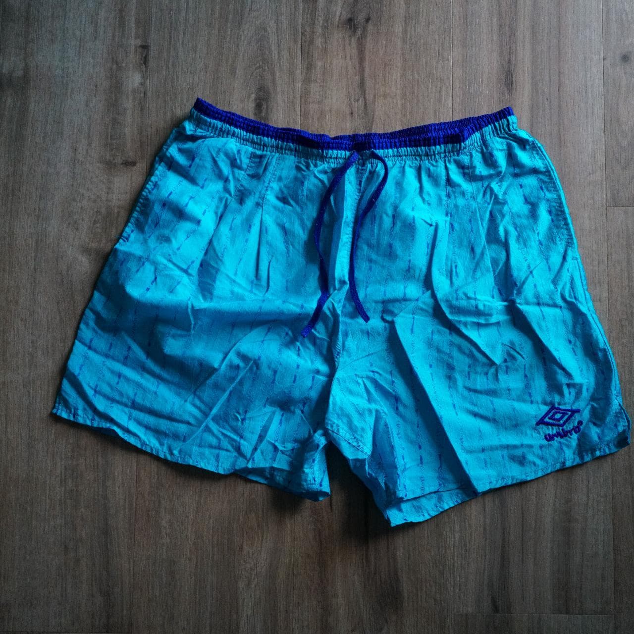 Vintage #Umbro soccer shorts with all-over print and embroidered logo ⚽️ Size adult Large.