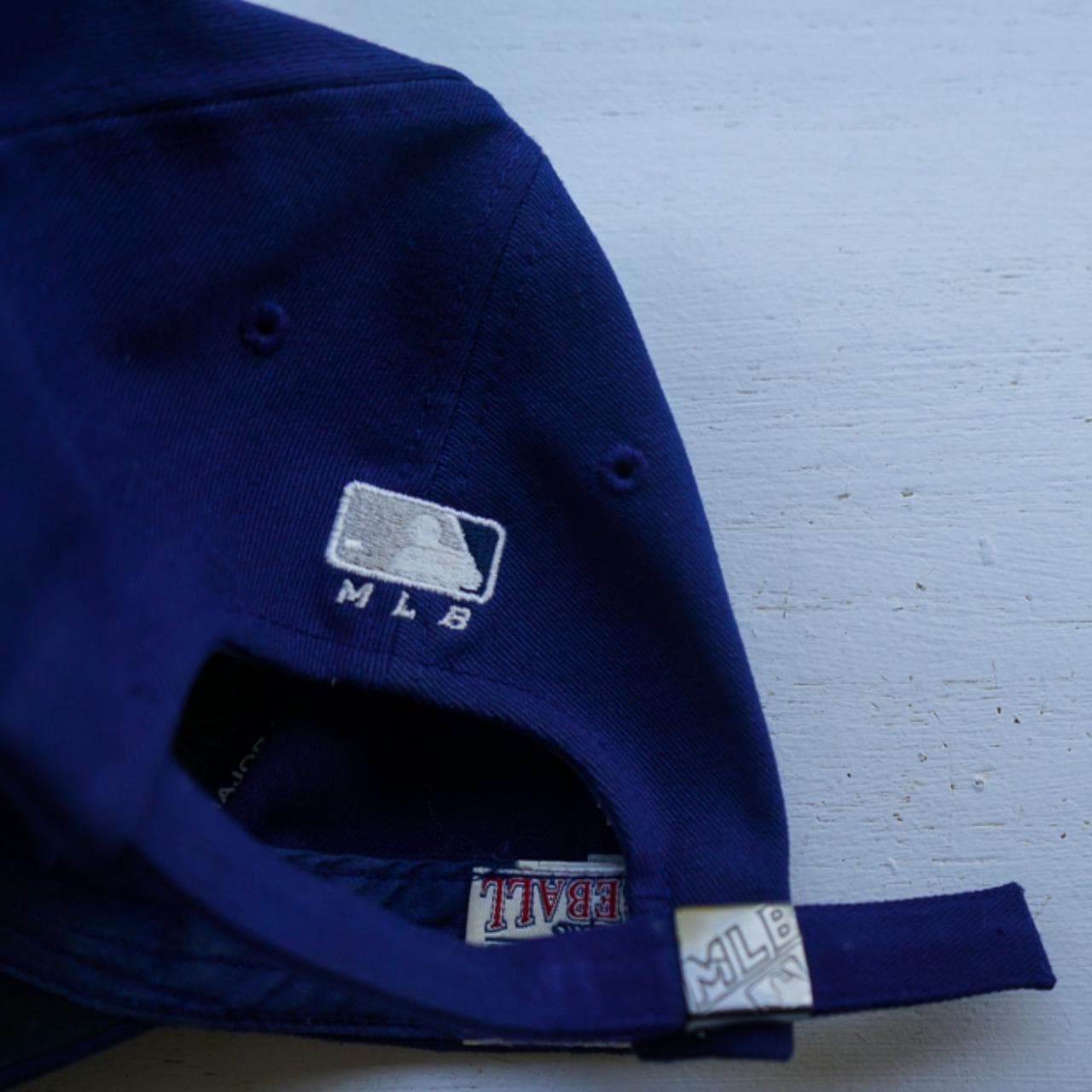 Adjustable #LA #Dodgers hat in navy. #NewEra baseball cap with #MLB branding on back and sliding closure. - Thumbnail 2