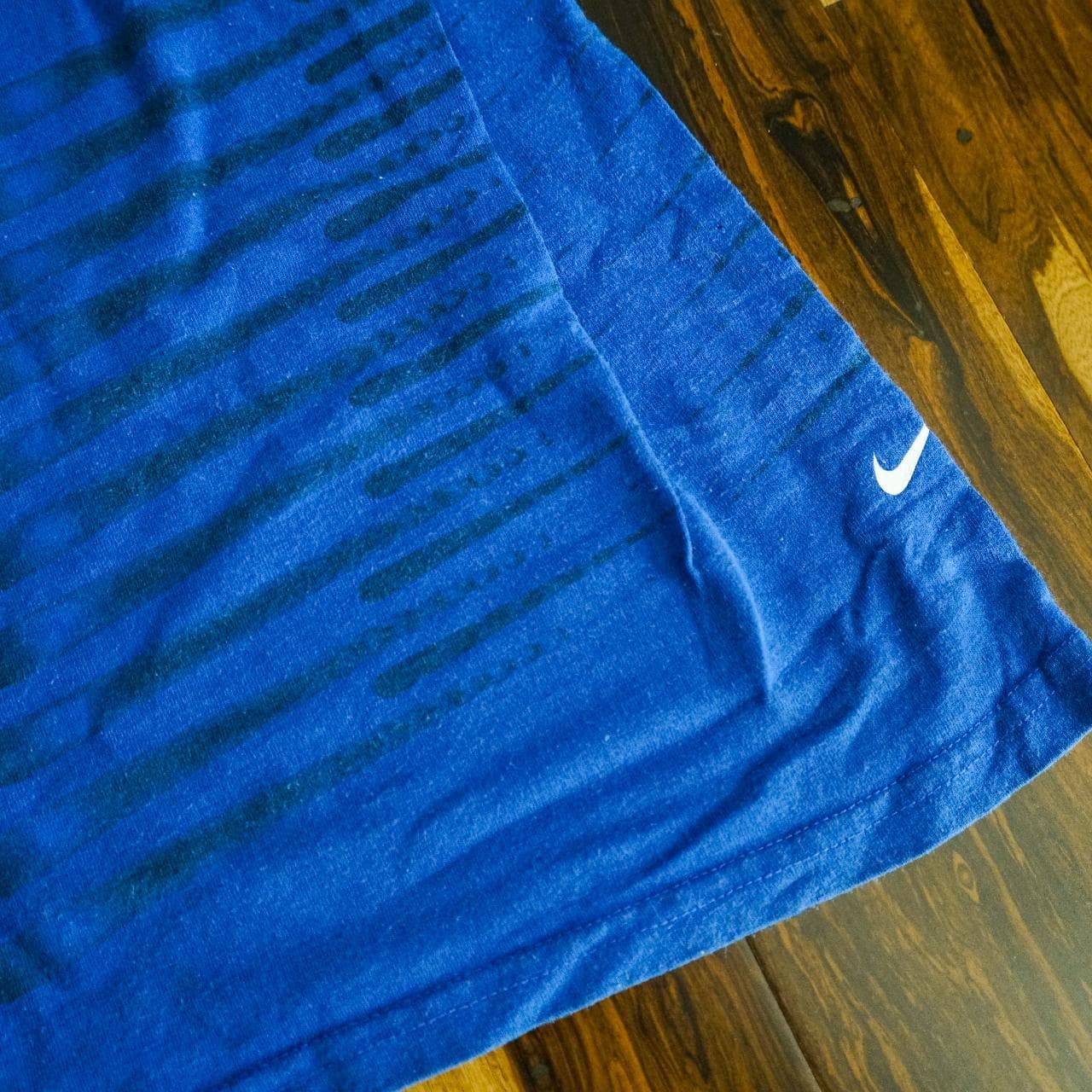 Vintage #Nike tee in royal blue. Abstract graphics with swoosh accents on the front and back. Size XL. - Thumbnail 2