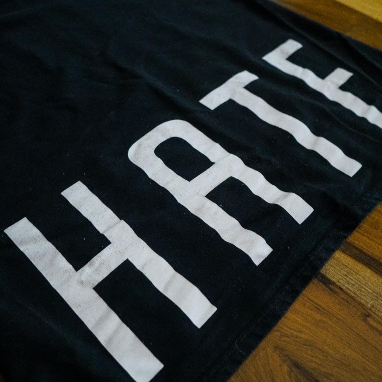 LOVE/HATE long hem tee with front and back graphics in white 💕 - Thumbnail 4