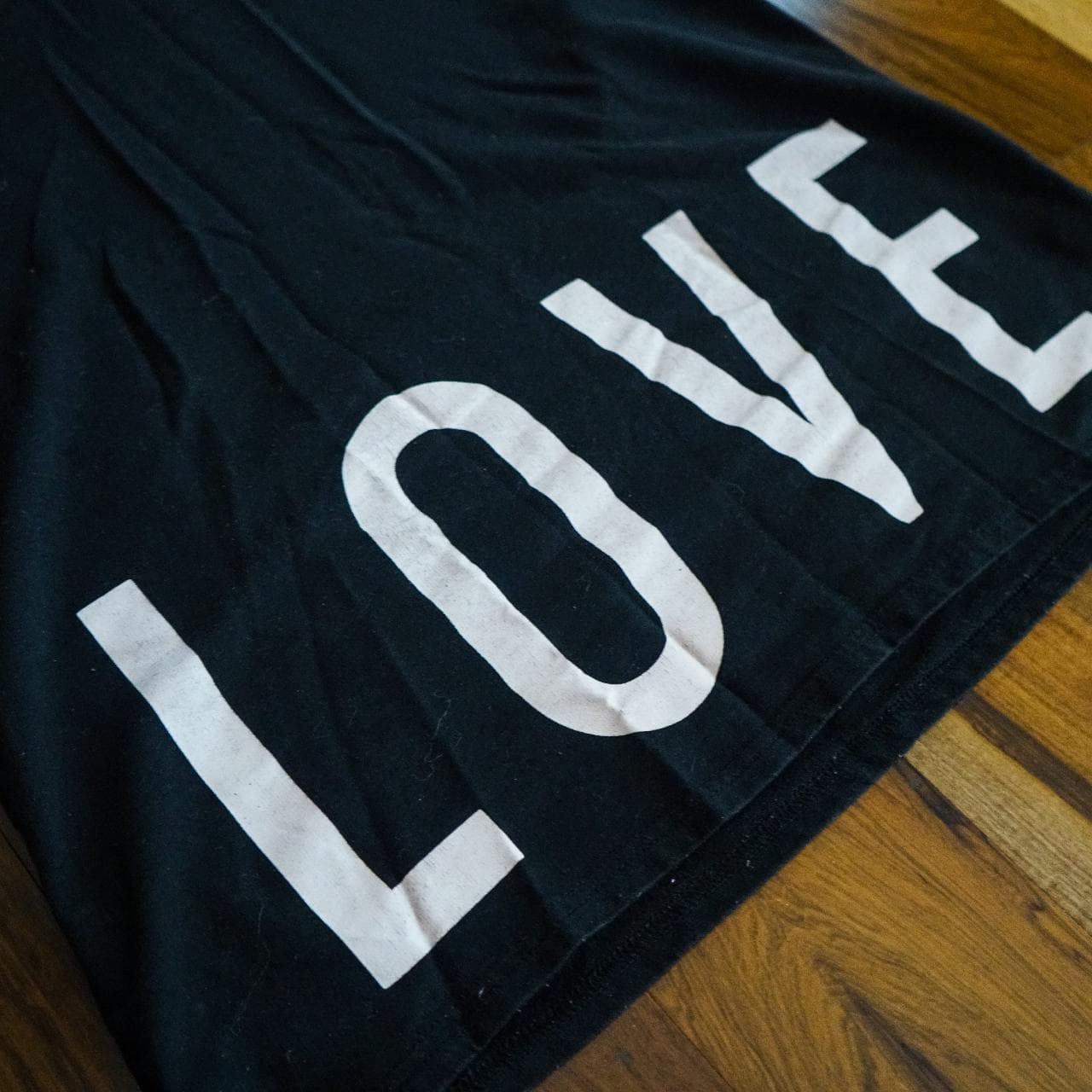 LOVE/HATE long hem tee with front and back graphics in white 💕 - Thumbnail 2