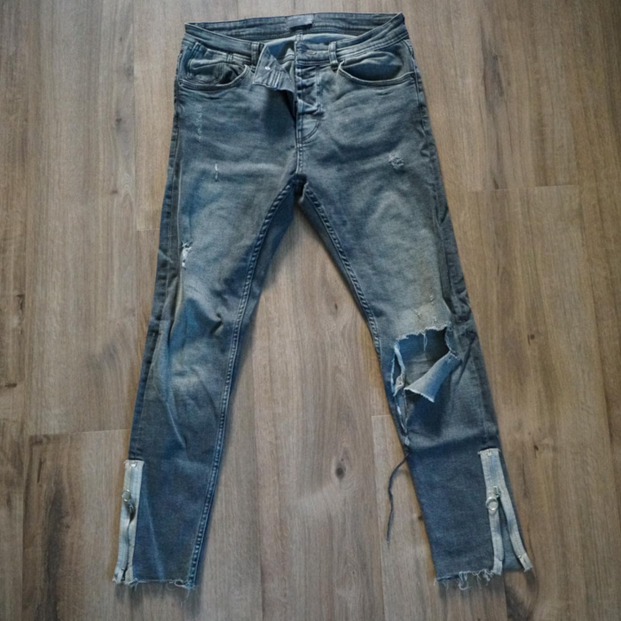 Gray #Zara Men's jeans in Size 30. Hole in one knee with distressed wash. Raw hem with zippered ankles. #denim
