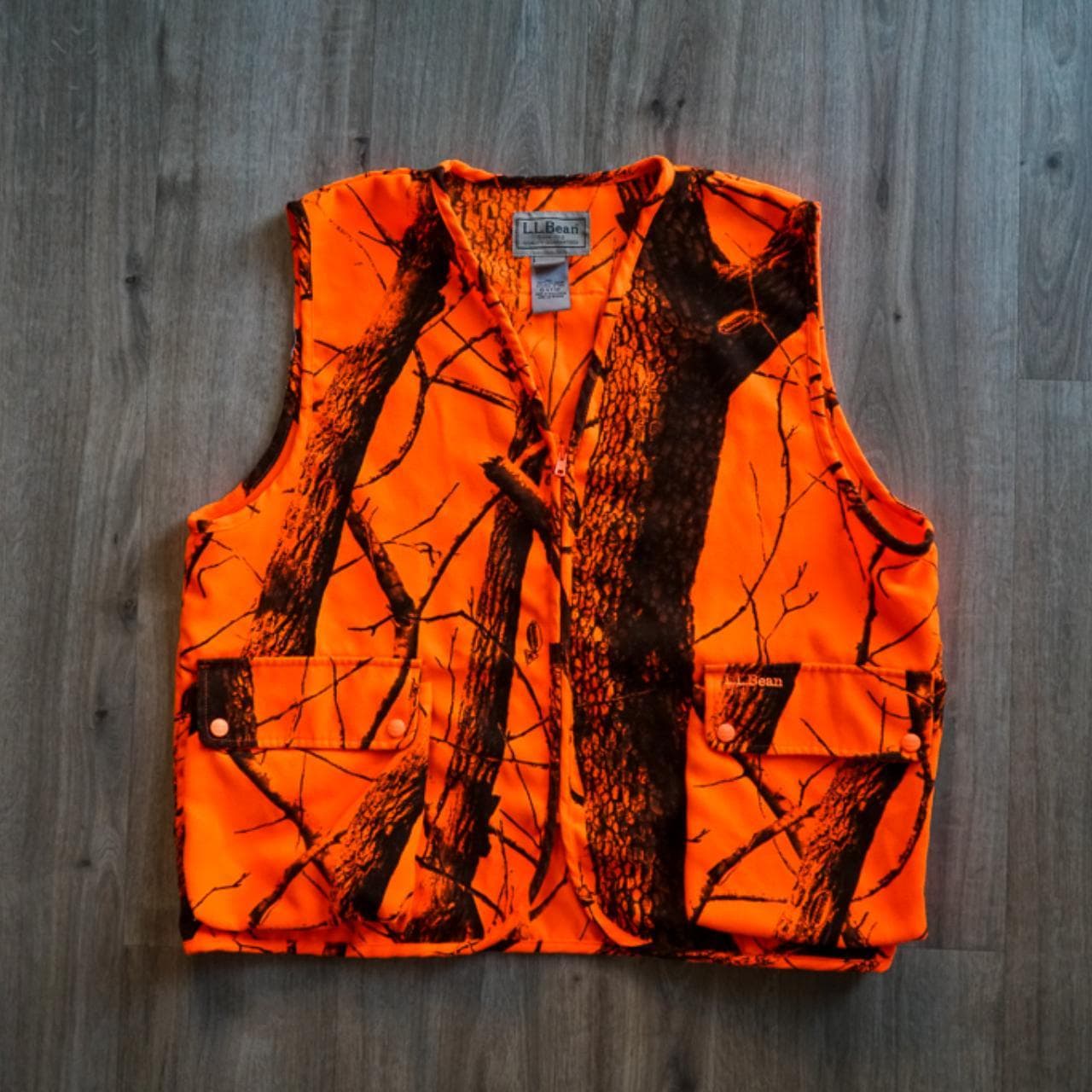 Vintage Tree camo #LLBean hunting vest in XL. Features two front pockets and a zippered closure 🪵