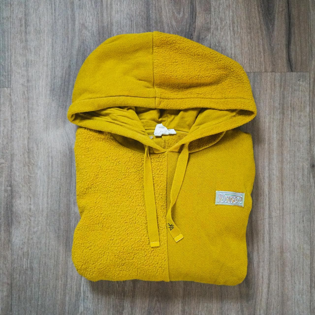 Reverse fleece #VANS hoodie in canary/mustard yellow. Features metal tipped drawstring, holographic Vans logo, and kangaroo pocket. Size adult small 🏂