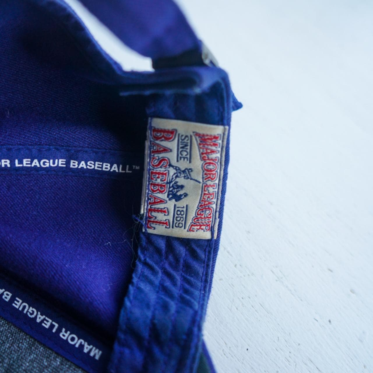 Adjustable #LA #Dodgers hat in navy. #NewEra baseball cap with #MLB branding on back and sliding closure. - Thumbnail 4
