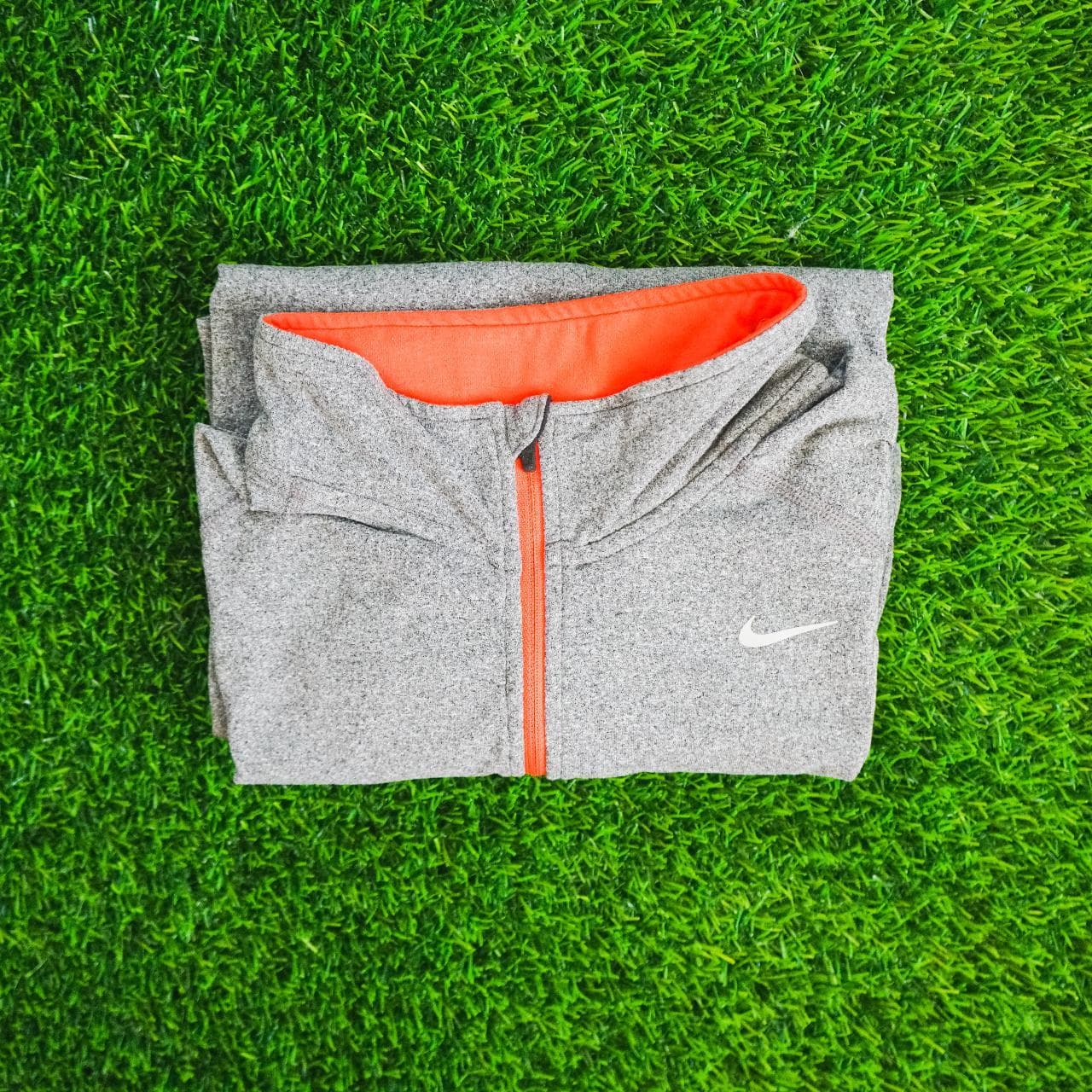 Super soft grey #NIKE half zip with red trim. Features red zipper, black mesh under the armpit, and 3M logo. Size adult large ⚽️ - Thumbnail 2