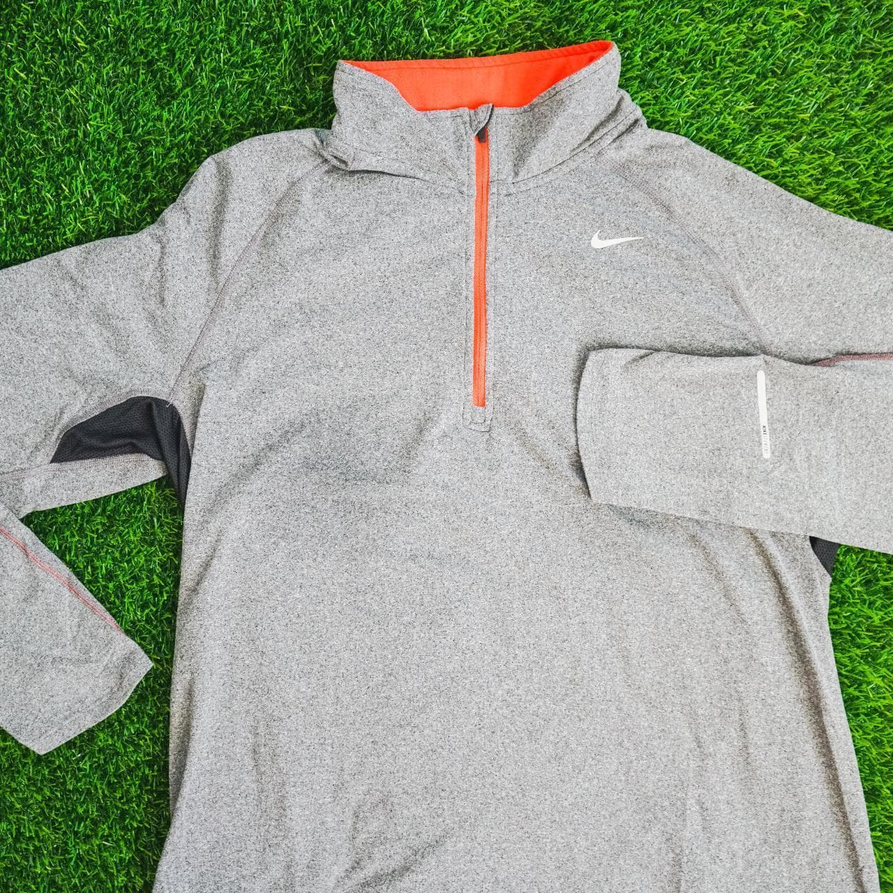 Super soft grey #NIKE half zip with red trim. Features red zipper, black mesh under the armpit, and 3M logo. Size adult large ⚽️