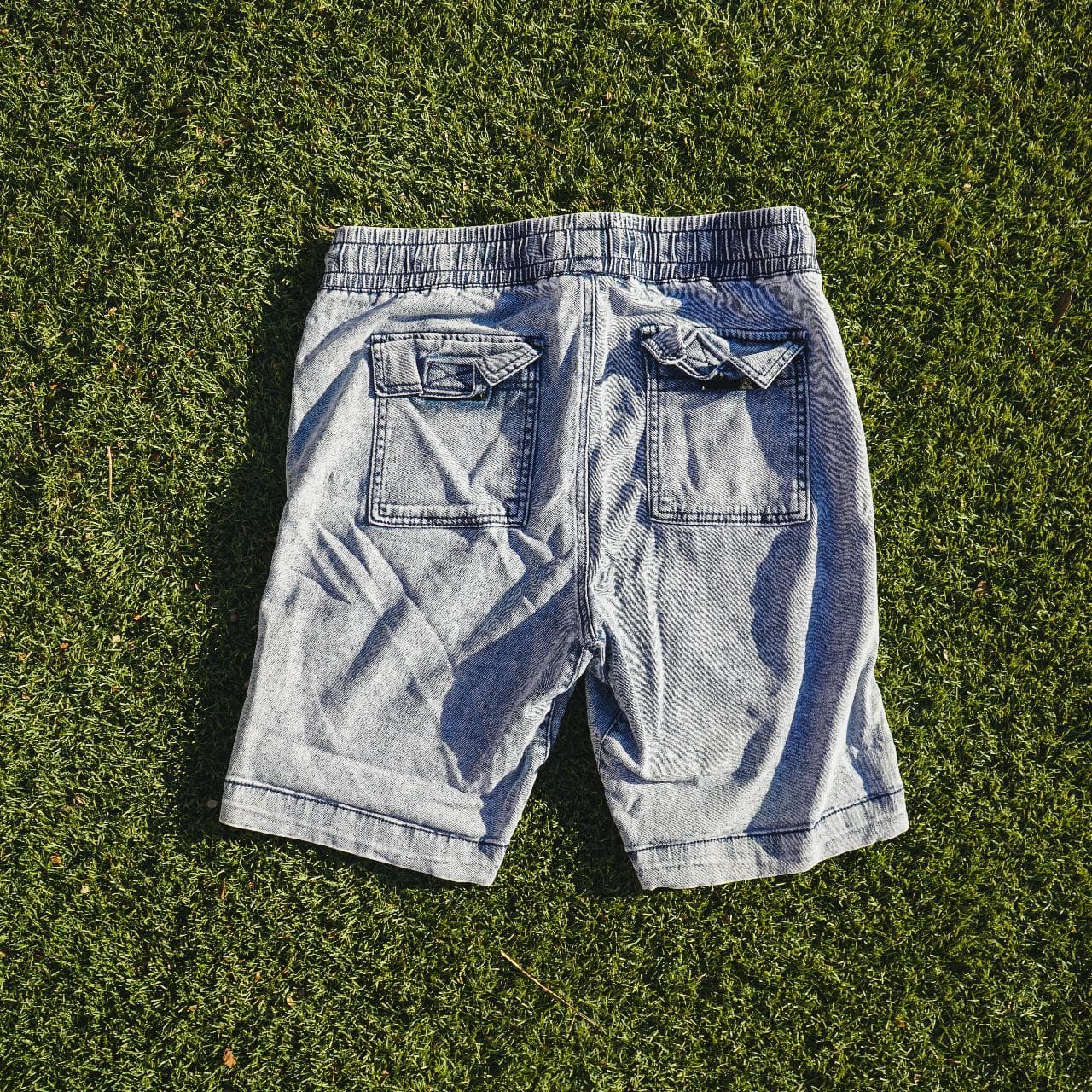 Forever 21 men's denim shorts. Acid-washed denim with an elastic waistband, and drawstring with front and back pockets. Nice stretchy shorts that are perfect for skating, active sports, and more. Men's size 30 🎒 - Thumbnail 3