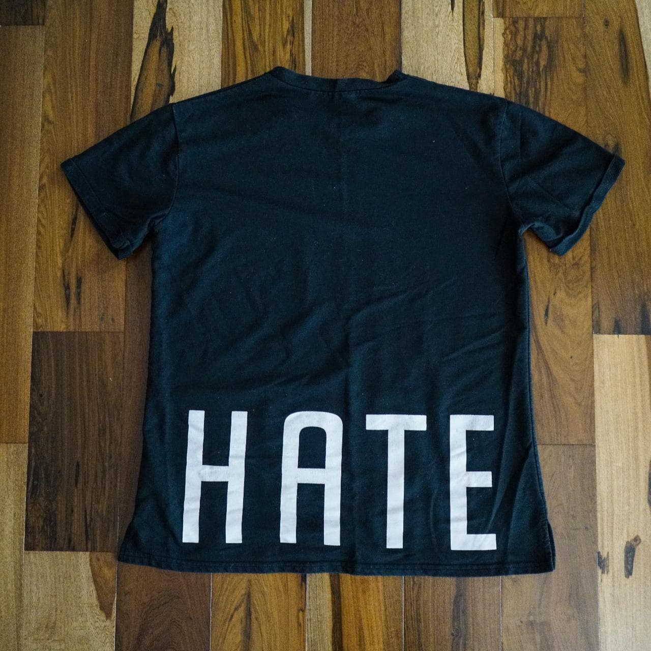 LOVE/HATE long hem tee with front and back graphics in white 💕 - Thumbnail 3