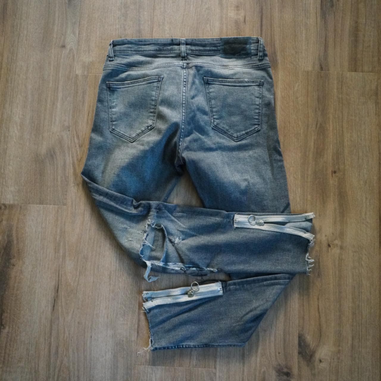 Gray #Zara Men's jeans in Size 30. Hole in one knee with distressed wash. Raw hem with zippered ankles. #denim - Thumbnail 4