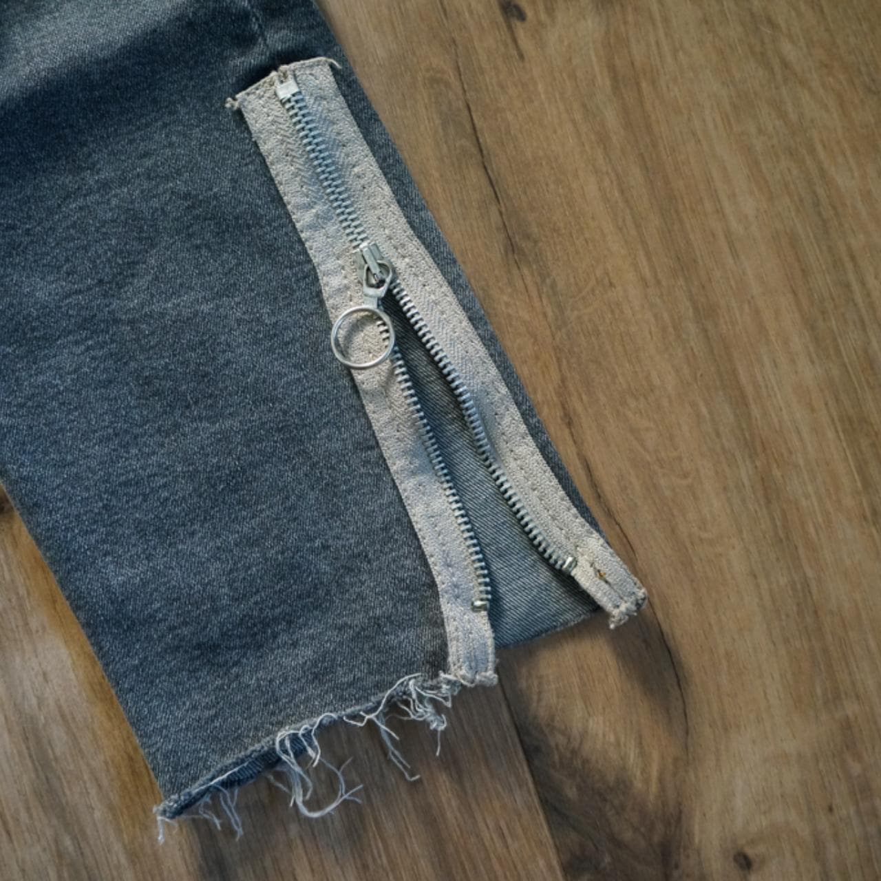 Gray #Zara Men's jeans in Size 30. Hole in one knee with distressed wash. Raw hem with zippered ankles. #denim - Thumbnail 3
